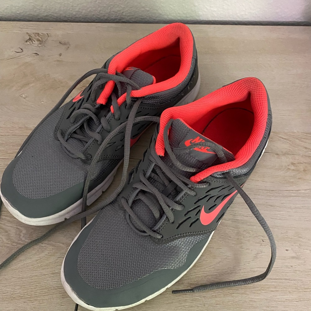 Nike running shoes, great condition, gray and pink